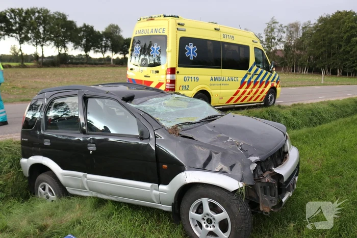 Automobilist rijdt lichtmast uit de grond
