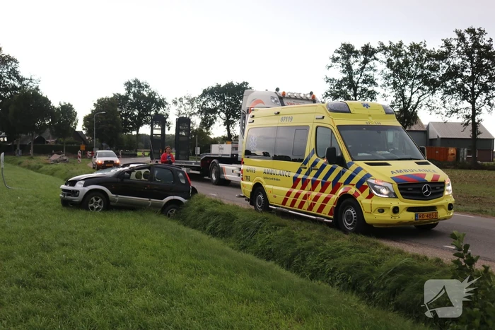Automobilist rijdt lichtmast uit de grond