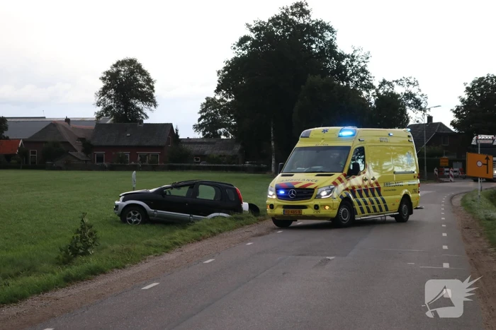 Automobilist rijdt lichtmast uit de grond