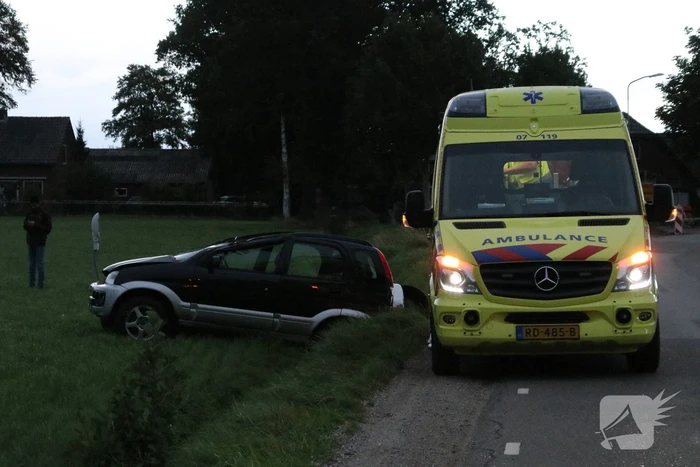 Automobilist rijdt lichtmast uit de grond