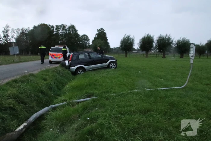 Automobilist rijdt lichtmast uit de grond