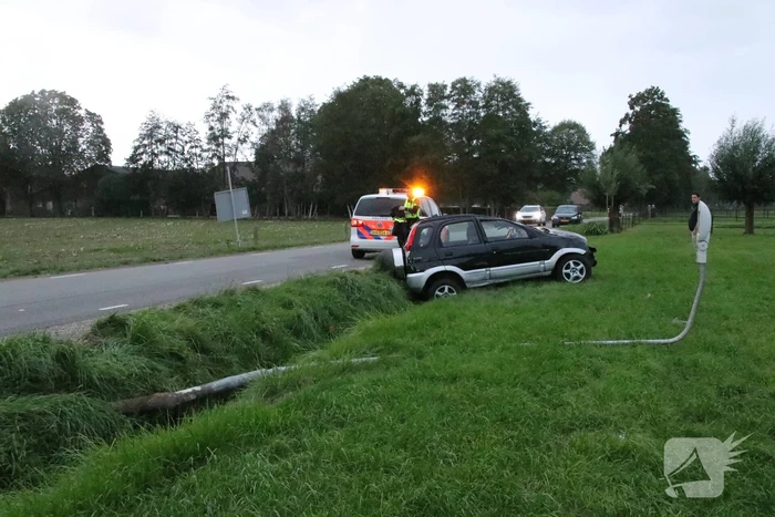 Automobilist rijdt lichtmast uit de grond