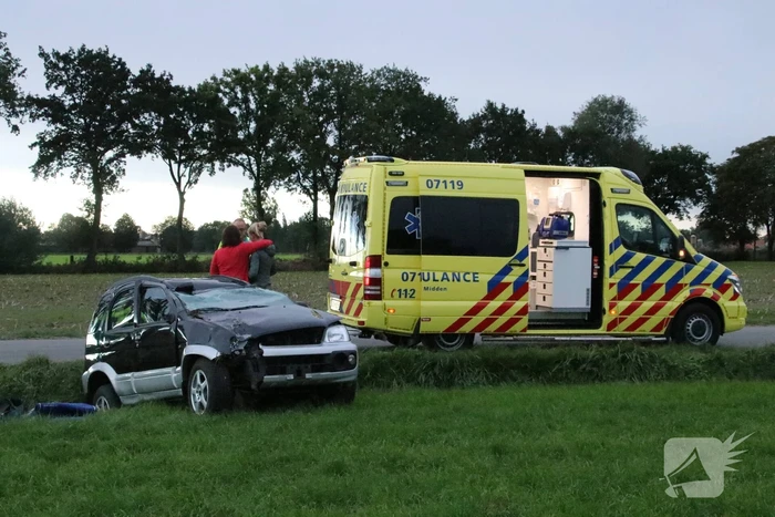 Automobilist rijdt lichtmast uit de grond