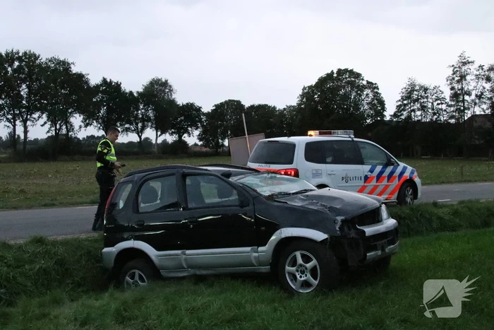 Automobilist rijdt lichtmast uit de grond