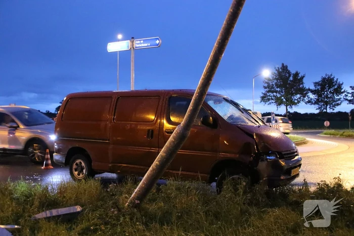 Beschonken bestuurder ramt lantarenpaal