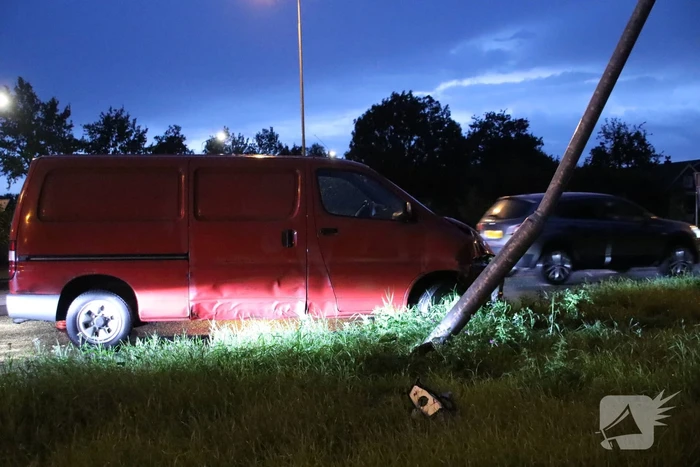 Beschonken bestuurder ramt lantarenpaal