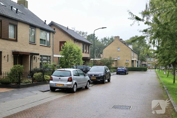 Auto ramt geparkeerde auto's en zorgt voor veel schade