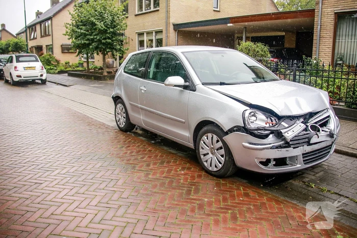 Auto ramt geparkeerde auto's en zorgt voor veel schade