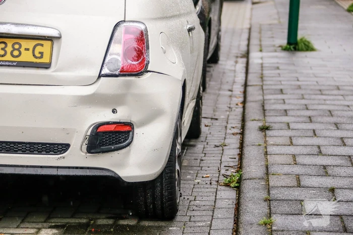 Auto ramt geparkeerde auto's en zorgt voor veel schade