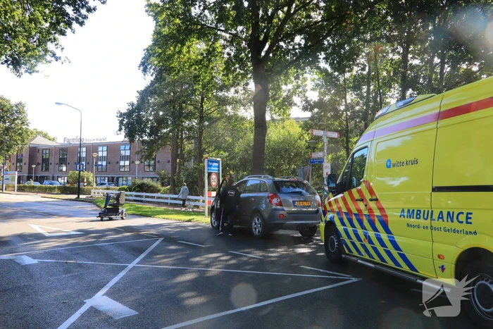 Overstekende scootmobiel aangereden