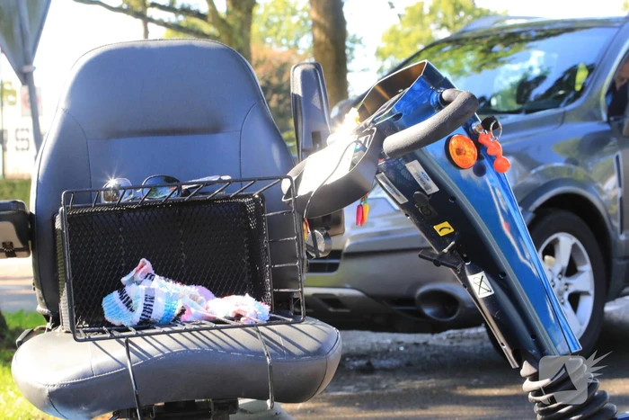 Overstekende scootmobiel aangereden