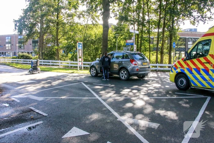 Overstekende scootmobiel aangereden