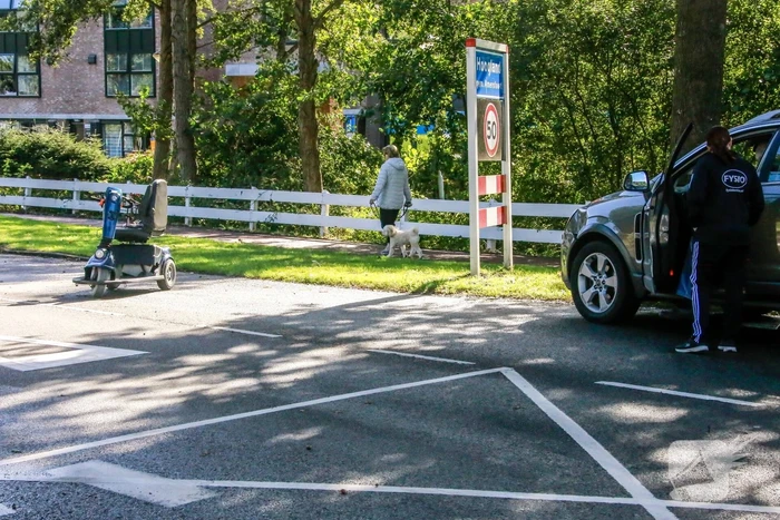 Overstekende scootmobiel aangereden