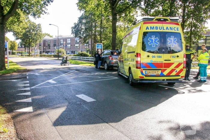 Overstekende scootmobiel aangereden