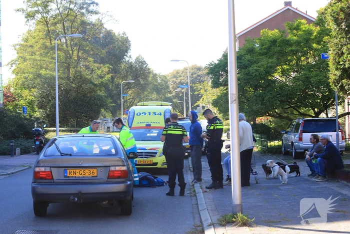 Scooterrijdster gewond na aanrijding met auto