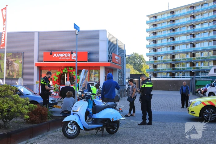 Scooterrijdster gewond na aanrijding met auto