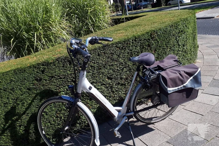 Fietsster gewond na aanrijding met personenauto
