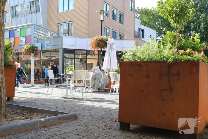 Hakenkruizen op bloembakken gespoten