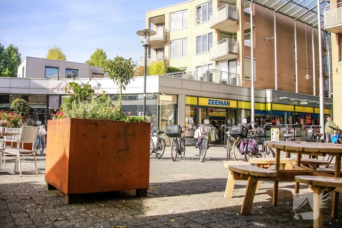 Hakenkruizen op bloembakken gespoten