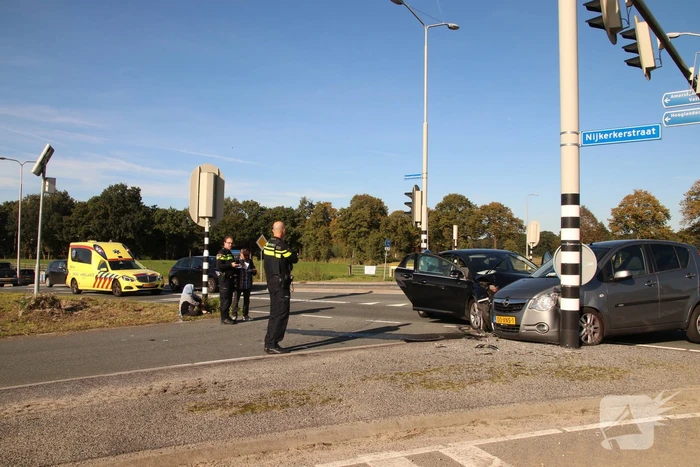 Gewonde en flinke schade na aanrijding op kruising