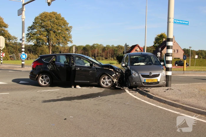 Gewonde en flinke schade na aanrijding op kruising