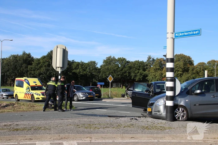 Gewonde en flinke schade na aanrijding op kruising