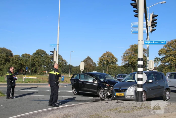 Gewonde en flinke schade na aanrijding op kruising