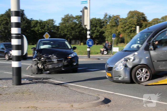 Gewonde en flinke schade na aanrijding op kruising
