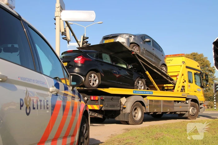 Gewonde en flinke schade na aanrijding op kruising