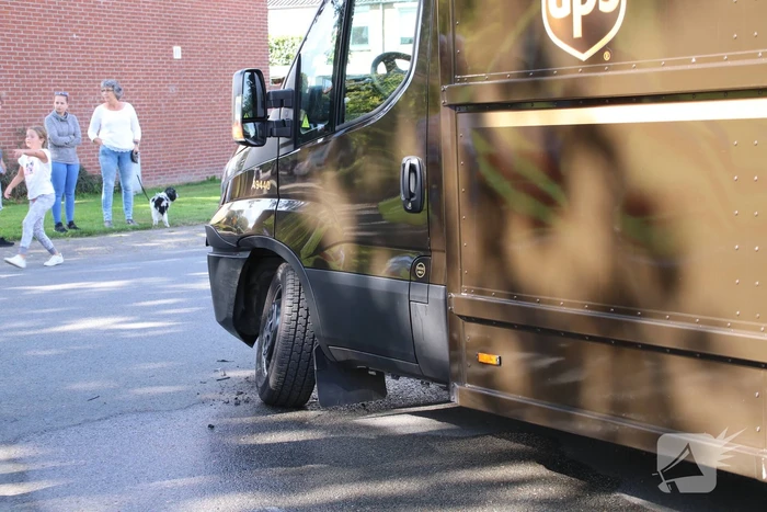 Bestuurster gewond na aanrijding met bestelwagen