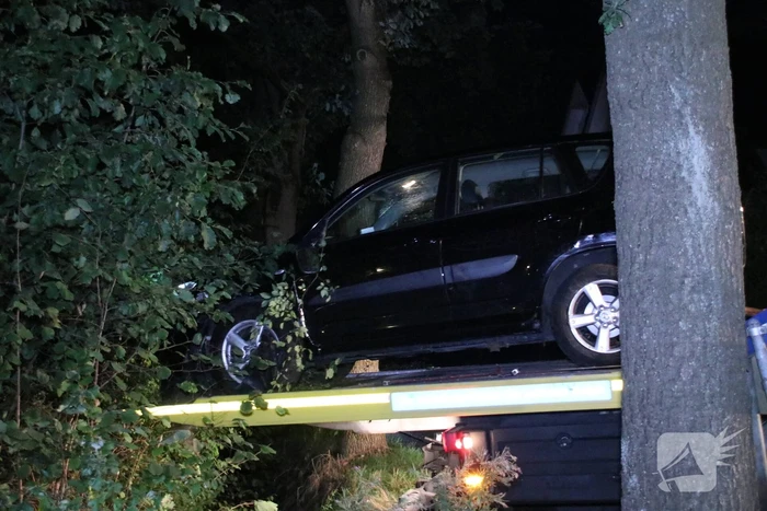 Bestuurder rijdt auto de struiken in gaat er vandoor