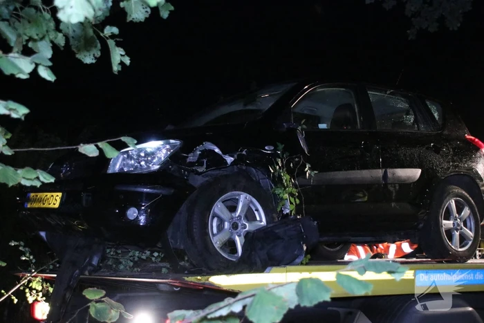 Bestuurder rijdt auto de struiken in gaat er vandoor