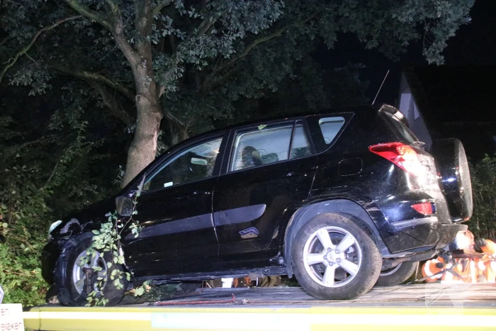 Bestuurder rijdt auto de struiken in gaat er vandoor