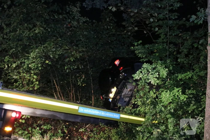 Bestuurder rijdt auto de struiken in gaat er vandoor