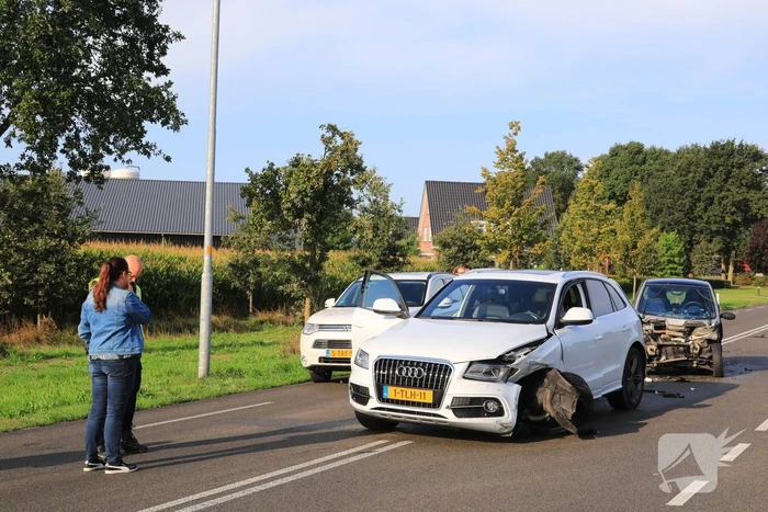 Twee gewonden na ongeval met drie auto's