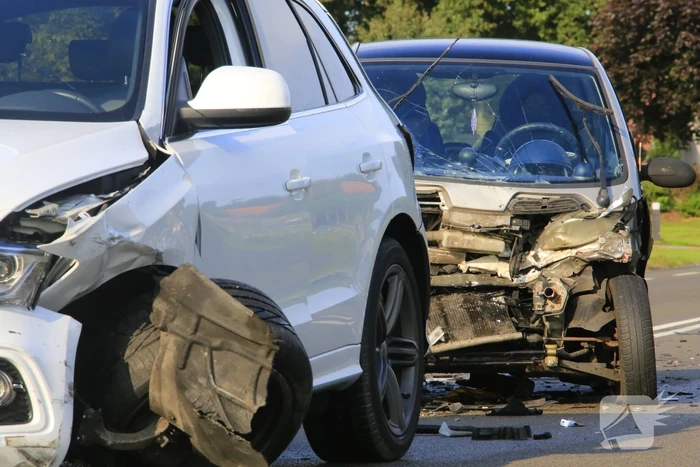 Twee gewonden na ongeval met drie auto's