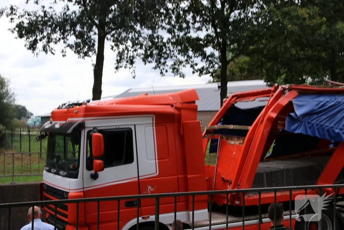 Vrachtwagen vol kippen vastgereden onder viaduct A30