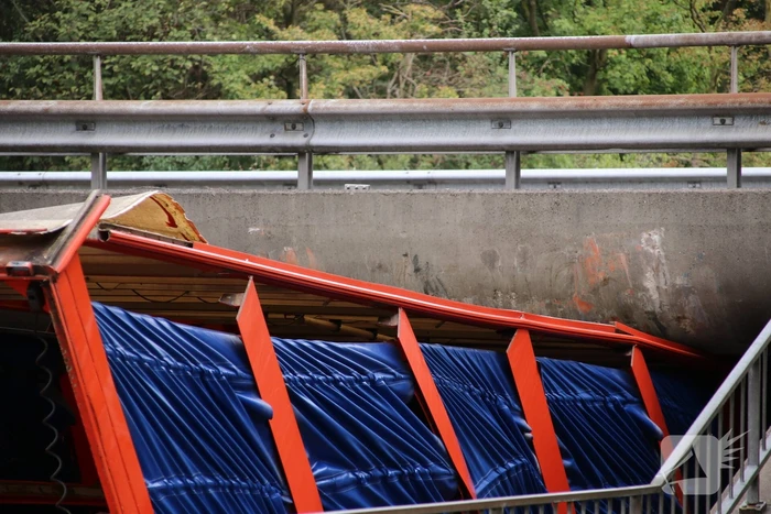 Vrachtwagen vol kippen vastgereden onder viaduct A30