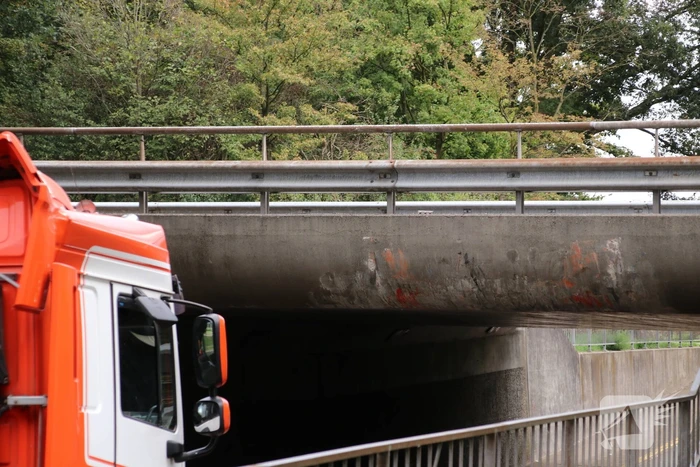 Vrachtwagen vol kippen vastgereden onder viaduct A30