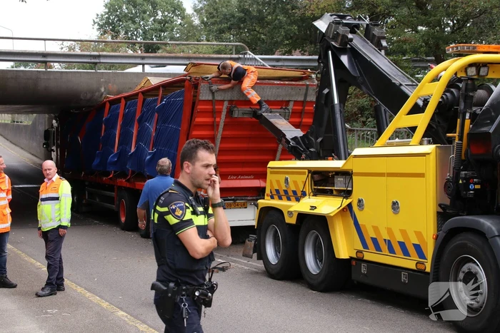 Vrachtwagen vol kippen vastgereden onder viaduct A30