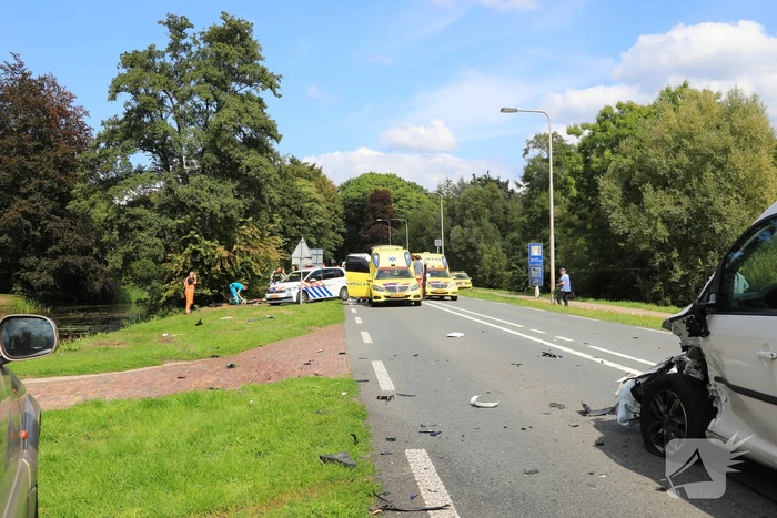Motoragent zwaargewond na inhaalactie