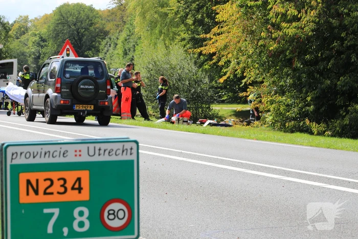 Motoragent zwaargewond na inhaalactie