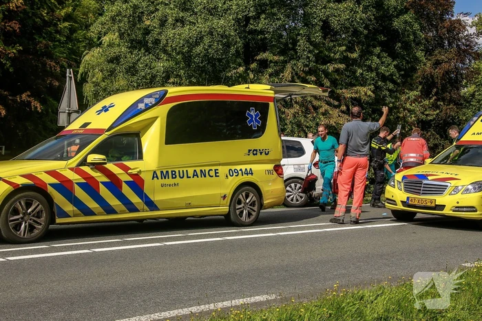 Motoragent zwaargewond na inhaalactie