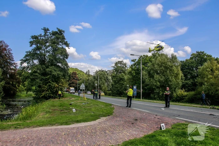 Motoragent zwaargewond na inhaalactie