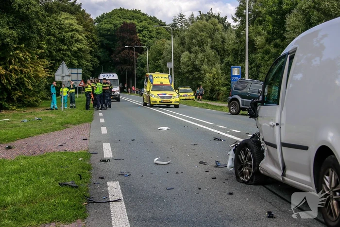 Motoragent zwaargewond na inhaalactie