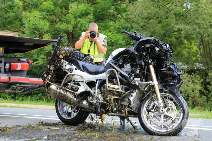 Motoragent zwaargewond na inhaalactie
