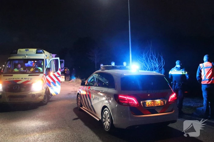 Auto vliegt uit bocht en belandt in water