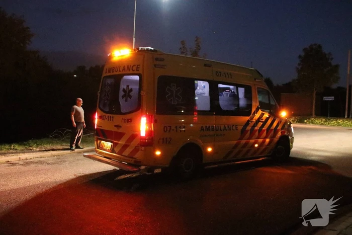 Auto vliegt uit bocht en belandt in water