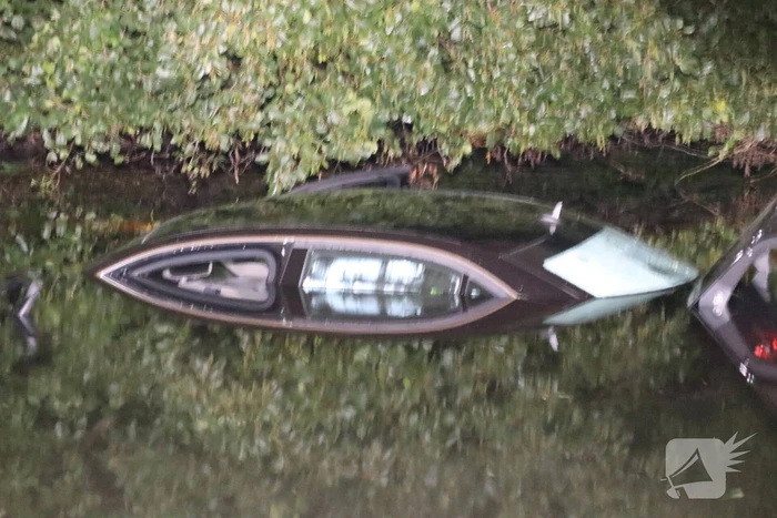Auto vliegt uit bocht en belandt in water