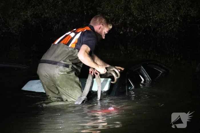 Auto vliegt uit bocht en belandt in water